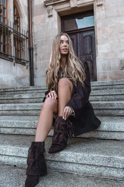 Damskie Boto Botki Damskie Na Słupku Z Frędzlami I Złotymi Klamrami Czekoladowe Evelisse