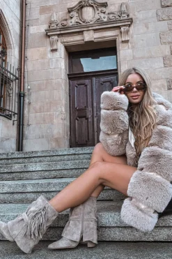 Outlet Boto Botki Damskie Na Słupku Z Frędzlami I Złotymi Klamrami Beżowe Evelisse Beżowy