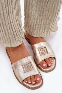 Damskie buty S.Barski Damskie Klapki Na Płaskim Obcasie Z Ozdobą S.Barski KV51-089 Złote