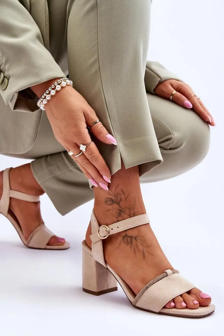 Damskie Evento Damskie Zamszowe Sandały Na Niskim Słupku Beżowe Loredo