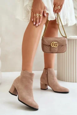 Outlet Boto Eko Zamszowe Botki Na Słupku Zapinane Na Zamek Ciemnobeżowe Sairis