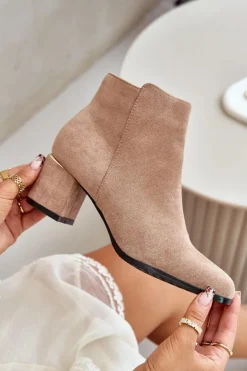 Outlet Boto Eko Zamszowe Botki Na Słupku Zapinane Na Zamek Ciemnobeżowe Sairis