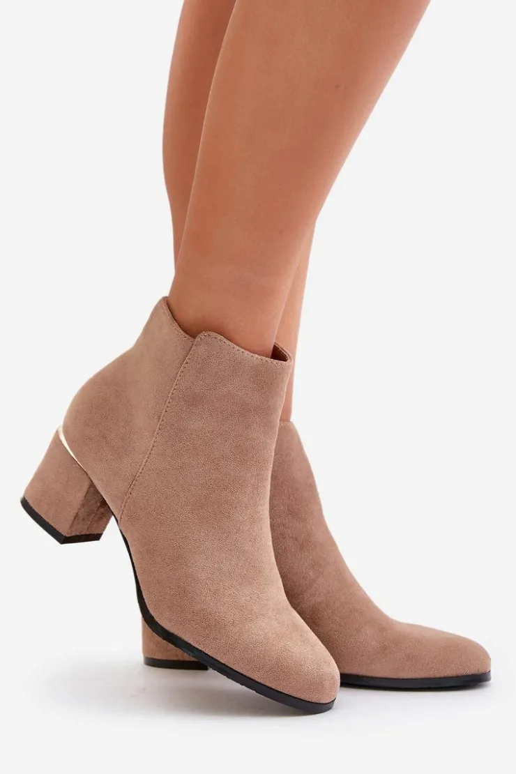 Outlet Boto Eko Zamszowe Botki Na Słupku Zapinane Na Zamek Ciemnobeżowe Sairis