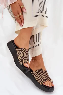 Hot Boto Klapki Damskie Na Platformie I Niskim Koturnie Z Ozdobnym Detalem Zebra Czarno-Beżowe Saqesse