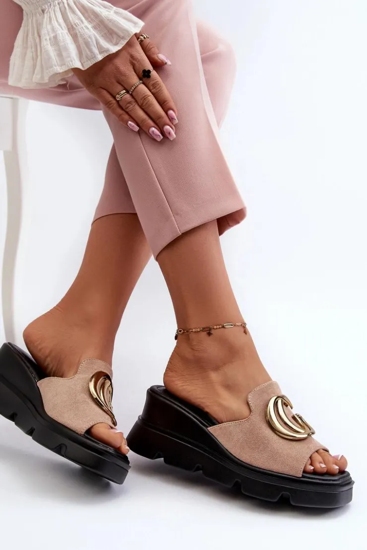 Damskie Buty damskie Vinceza Klapki Damskie Z Eko Zamszu Na Koturnie I Platformie Ze Złotą Ozdobą Vinceza 58295 Beżowe