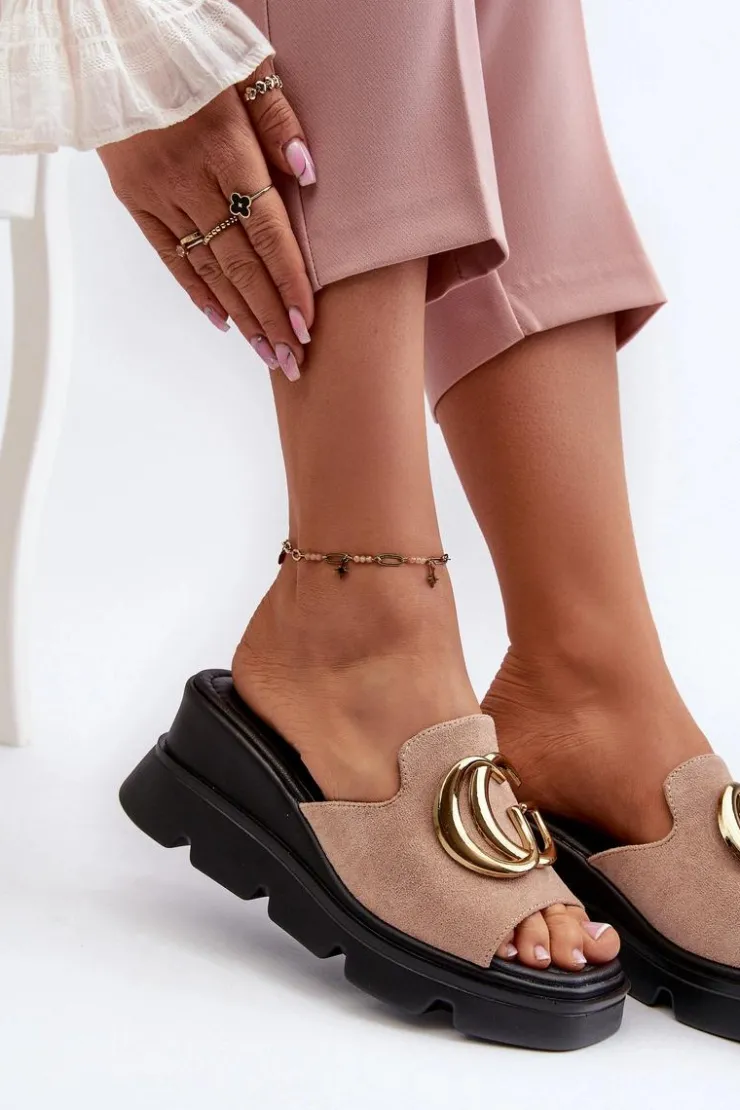 Damskie Buty damskie Vinceza Klapki Damskie Z Eko Zamszu Na Koturnie I Platformie Ze Złotą Ozdobą Vinceza 58295 Beżowe