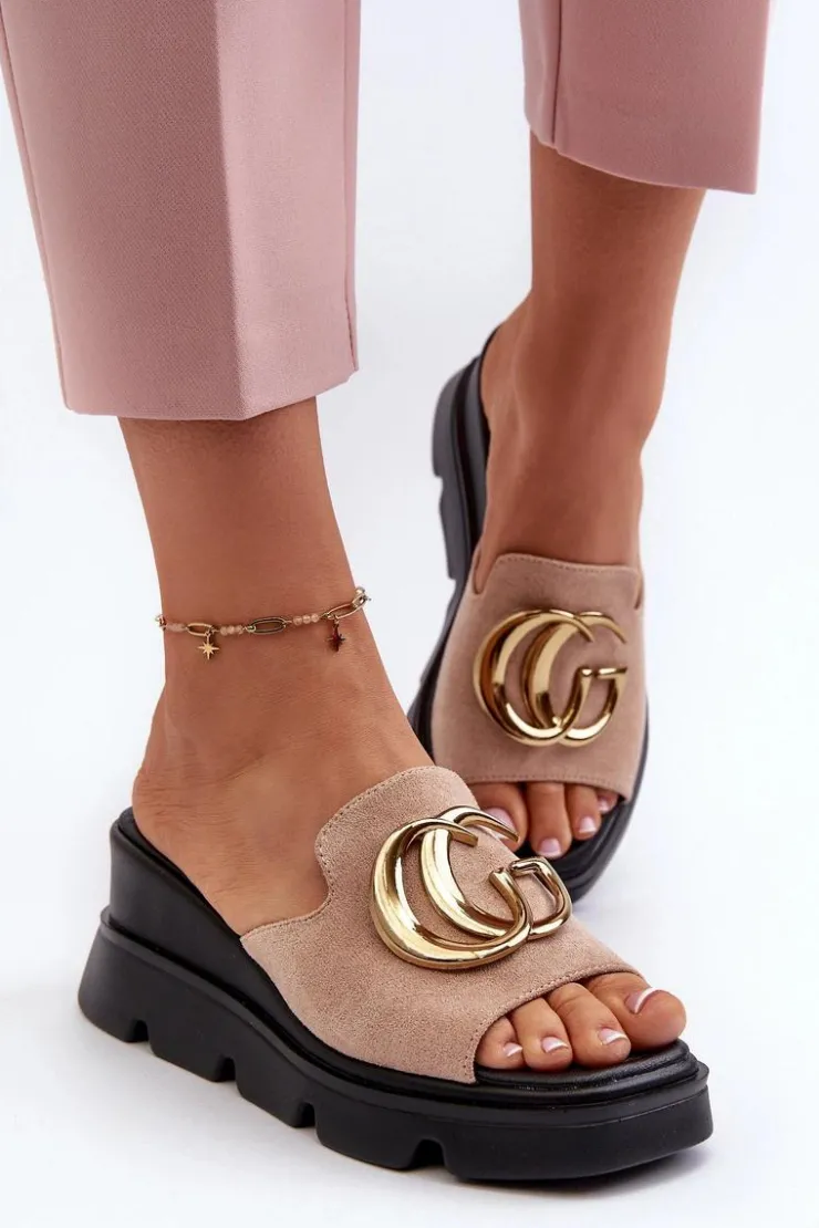 Damskie Buty damskie Vinceza Klapki Damskie Z Eko Zamszu Na Koturnie I Platformie Ze Złotą Ozdobą Vinceza 58295 Beżowe