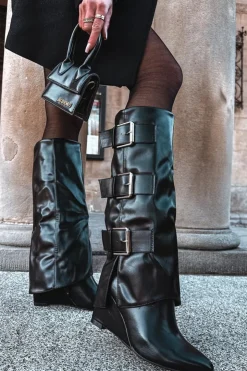 Damskie Boto Kozaki Damskie Na Koturnie Z Wywiniętą Cholewką I Srebrnymi Klamrami Czarne Sarisse