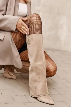 Outlet Boto Kozaki Damskie Z Wywiniętą Cholewką Na Słupku Beżowe Kaithena