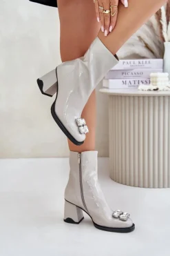 Damskie Damskie buty S.Barski Lakierowane Botki Damskie Na Słupku Z Ozdobą D&A MR880-019 Jasnoszare