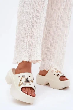 New Boto Piankowe Klapki Damskie Na Masywnej Platformie Ze Złotymi Przypinkami Ecru Ivoriel