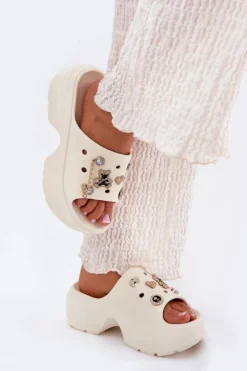 New Boto Piankowe Klapki Damskie Na Masywnej Platformie Ze Złotymi Przypinkami Ecru Ivoriel