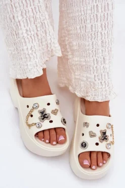 New Boto Piankowe Klapki Damskie Na Masywnej Platformie Ze Złotymi Przypinkami Ecru Ivoriel