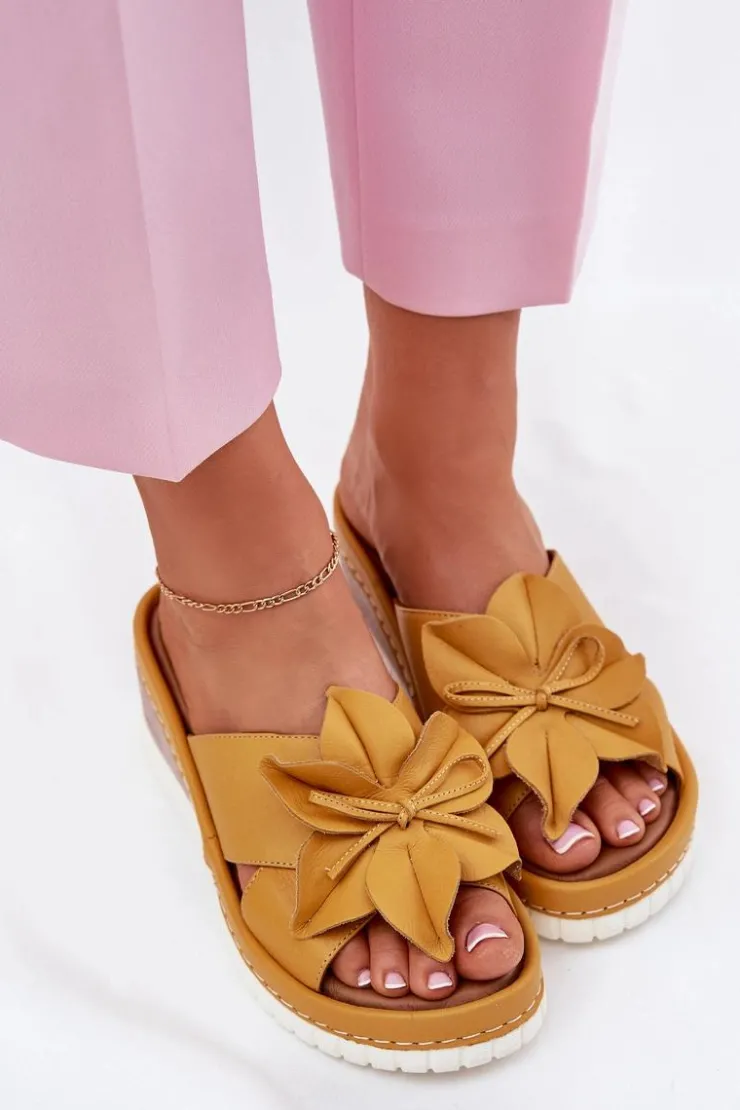 Damskie Artiker Skórzane Klapki Damskie Na Koturnie Z Ozdobnym Kwiatem 52C0504 Żółte