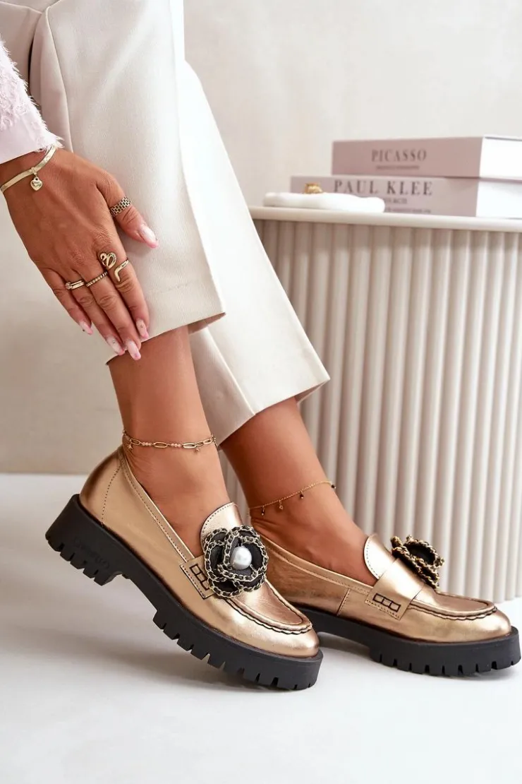 Outlet CheBello Skórzane Mokasyny Damskie Ozdobione Kwiatkiem Złote 4520