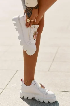 Outlet CheBello Skórzane Sneakersy Z Ozdobną Broszką Ananas 4651 Białe