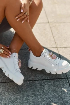 Outlet CheBello Skórzane Sneakersy Z Ozdobną Broszką Ananas 4651 Białe