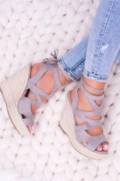 Online Boto Szare Zamszowe Sandały Na Koturnie Nowelio