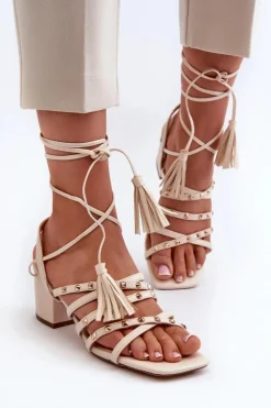 Clearance Evento Wiązane Sandały Na Niskim Obcasie Ozdobione Ćwiekami Beżowe Chrisele Beżowy