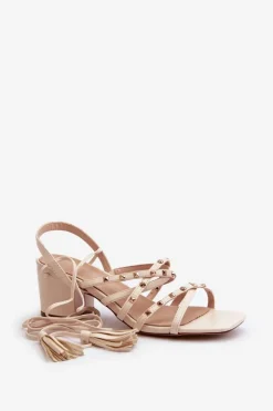 Clearance Evento Wiązane Sandały Na Niskim Obcasie Ozdobione Ćwiekami Beżowe Chrisele Beżowy