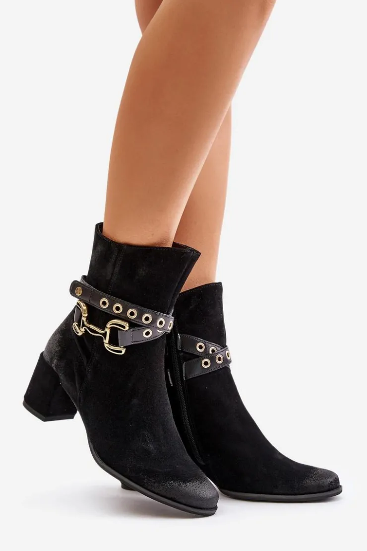 Outlet Maciejka Zamszowe Botki Damskie Na Słupku Z Ozdobnym Paskiem 06679-01 Czarne