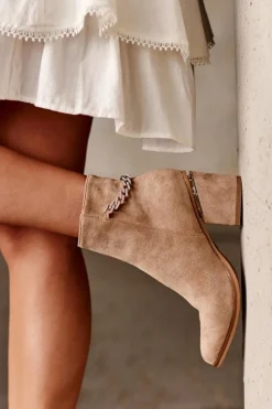 Hot Boto Zamszowe Botki Na Obcasie Z Biżuteryjną Ozdobą Ciemnobeżowe Jadirel