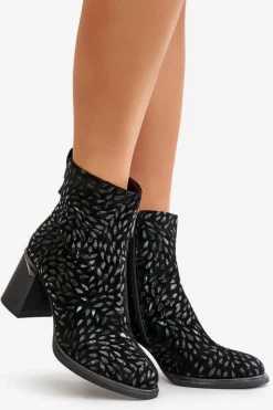 Damskie Damskie buty S.Barski Zamszowe Botki Na Słupku Z Ozdobnym Tłoczeniem D&A CR42-192 Czarne