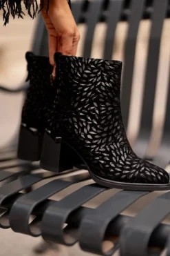 Damskie Damskie buty S.Barski Zamszowe Botki Na Słupku Z Ozdobnym Tłoczeniem D&A CR42-192 Czarne