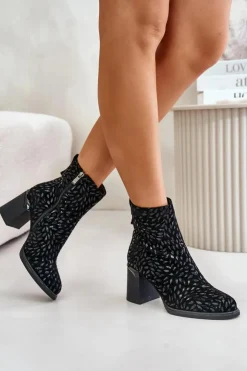 Damskie Damskie buty S.Barski Zamszowe Botki Na Słupku Z Ozdobnym Tłoczeniem D&A CR42-192 Czarne