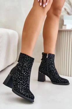 Damskie Damskie buty S.Barski Zamszowe Botki Na Słupku Z Ozdobnym Tłoczeniem D&A CR42-192 Czarne