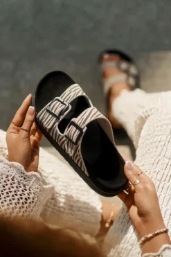 Outlet D.Franklin Zamszowe Klapki Damskie Z Klamrami DFSH405002 Zebra