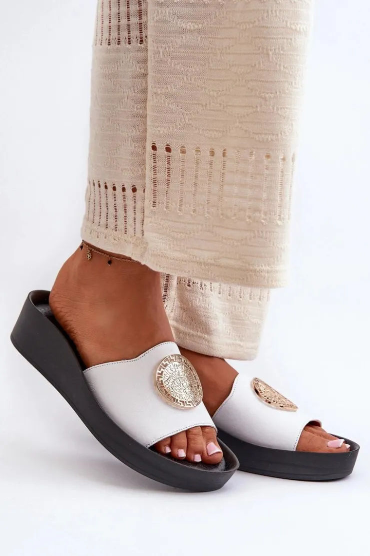 Clearance Zazoo 2920 Skórzane Klapki Damskie Na Koturnie Ze Złotym Detalem Białe Biały