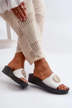 Clearance Zazoo 2920 Skórzane Klapki Damskie Na Koturnie Ze Złotym Detalem Białe Biały