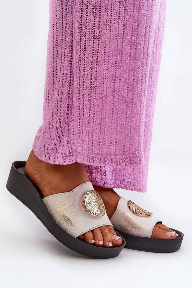 Discount Zazoo 2920 Skórzane Klapki Damskie Na Koturnie Ze Złotym Detalem Złoty Przecierany