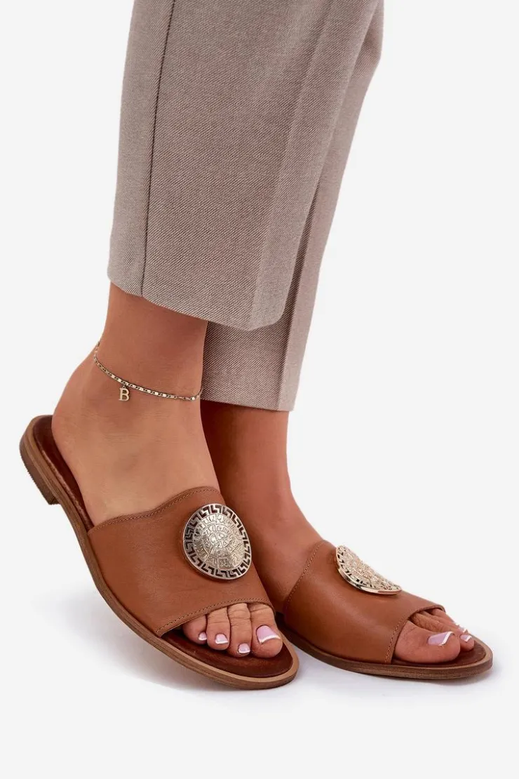 Outlet Zazoo 2938 Skórzane Klapki Na Płaskim Obcasie Z Ozdobą Camel Brązowy